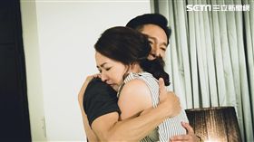 潘慧如淚崩靠謝祖武擁抱獲救贖。（圖／TVBS提供）