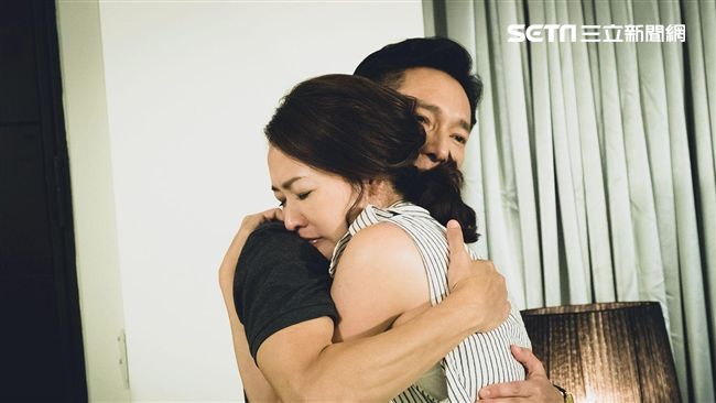喪母之痛讓她片場淚崩　男星擁抱救贖