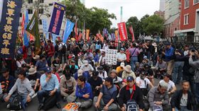 八百壯士立院外集結抗議立法院外交及國防委員會9日逐條審查攸關軍人年金改革的「行政院版陸海空軍軍官士官服役條例修正草案」，退伍軍人團體「八百壯士」下午集結在立法院外抗議。中央社記者張皓安攝　107年5月9日