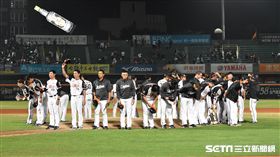 統一獅拿下勝利，黃甘霖總教練。（圖／記者王怡翔攝影）