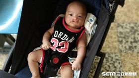 天生有唇裂的小朋友在跟媽媽出門買菜時竟遭到嘲諷歧視。（圖／網友‎李詩敏‎授權提供）