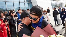 吳克群爸爸驚喜現身高鐵站。