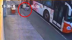 台北,公車,老婦,摔倒。翻攝自爆料公社
