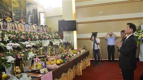 普悠瑪事故　台鐵新局長張政源宣示安全第一將接任台灣鐵路管理局局長的交通部政務次長張政源（前右），29日到台東向普悠瑪事故罹難者致哀。張政源說，接任局長首要之務就是「安全」，未來會努力做好行車安全，讓民眾有一條安全回家的路。中央社記者盧太城台東攝　107年10月29日