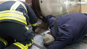 台北捷運大直站驚傳男乘客手掌遭手扶梯夾住（翻攝畫面）