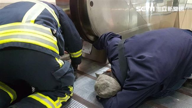 搭手扶梯右手遭夾　捷運乘客一度受困