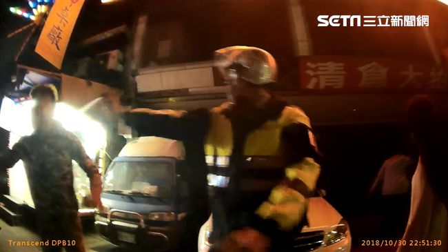 相約談判屁孩敵我不分亂刺　遭警壓制