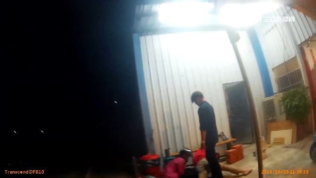 不滿弟弟告狀　哥哥怒帶槍上門理論
