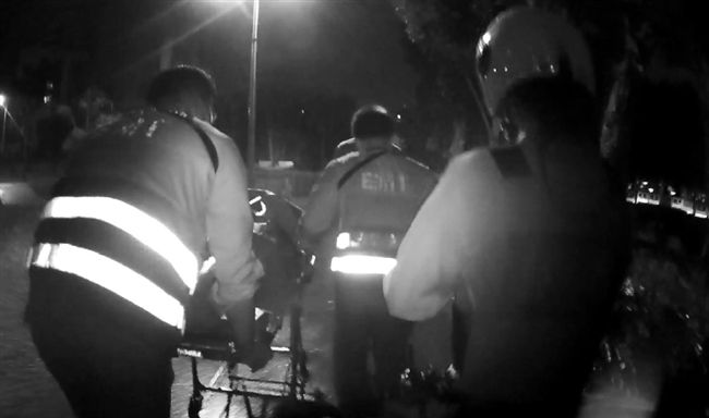 男想不開跳湖　警員狂奔一把將人拉起