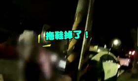 暖心員警協助獨居老人回家。（圖／翻攝自粉絲專頁「臺北波麗士」）