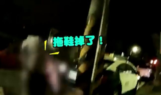 獨居老人腳麻坐路邊…暖警霸氣背上身