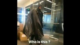 蝙蝠俠降臨湖人休息室！原來是他扮的
NBA,洛杉磯湖人,Lonzo Ball,Lance Stephenson,蝙蝠俠,萬聖節
翻攝自推特