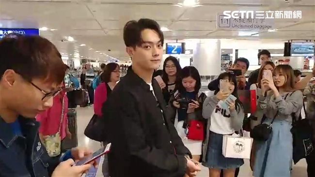 許凱抵桃園機場！粉絲爆動嚇呆大媽
