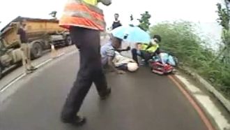 女保險員自摔→輾斃　目擊保全已離職