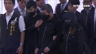 踏入會場先脫帽　尤振仲下跪連磕3次