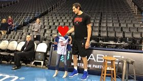 嬌小女星找巨神兵拍照　身高差萌翻啦
NBA,洛杉磯快艇,Boban Marjanovic,巨神兵,Kristin Chenoweth
翻攝自推特
