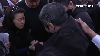 司機尤振仲崩潰下跪　董家女兒：不要