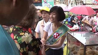 黃睿靚幫夫拜票　民眾跪：一定當選