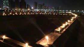 武俠小說大師查良鏞（筆名金庸）昨（30）日病逝，享耆壽94歲。面對大師的逝世，無數書迷、網友深感惋惜。而金庸曾在經典著作《射雕英雄傳》、《神鵰俠侶》中，提及「襄陽城」多達260次，當地市民為了哀悼，昨晚在城牆上替金庸「點亮襄陽城」，盼大師一路好走。（圖／翻攝自微博）