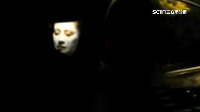 女駕駛開車敷面膜　警嚇傻：看到鬼