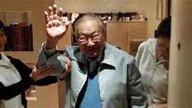 金庸（圖／翻攝自胡軍微博）