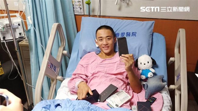 林智勝送新手機　王羽飛拆禮物笑開懷