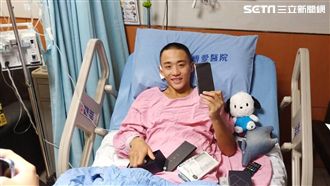 林智勝送新手機　王羽飛拆禮物笑開懷