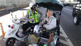 張姓失智老翁駕駛電動自行車誤闖水源快速道路，女警利用公車將他載下橋，再請家人將他接回（翻攝畫面）