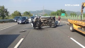 同時同地！國道自撞護欄害後車撞翻