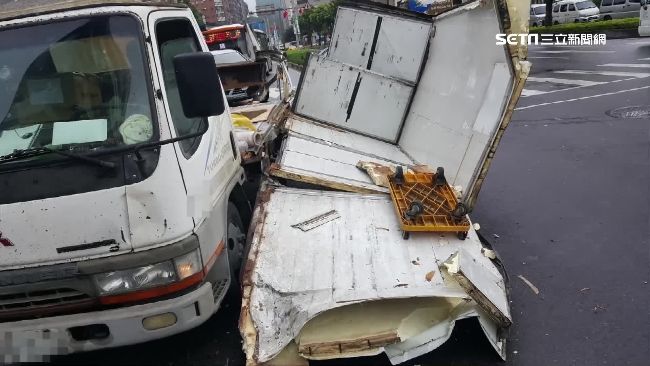 拖板車H鋼梁超長　擊中貨車車斗解體