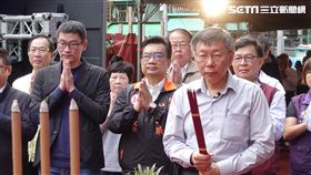 婦聯會發言惹議　柯文哲稱仍相信華勒沙主張台北市長柯文哲（前右）31日出席台北市大龍社區及市場重建工程上架祈福典禮並受訪指出，幕僚告訴他不能用處理救國團有限經驗，過度推論如何處理婦聯會，但轉型正義，他仍相信前波蘭總統華勒沙的主張。中央社記者梁珮綺攝　107年10月31日