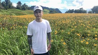 蕭秉治下田幫倒忙…慘跌險成內褲俠！