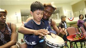 花博表演團體辛巴威鼓團拜訪國小戰鼓團(圖/台中市政府提供)