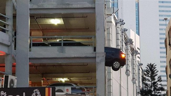 停車遭撞衝破護欄　一半車身懸空中