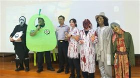 北市大安分局慶生會添加萬聖節氣氛，分局長變成柚子大王。（圖／翻攝臉書大安波麗士）