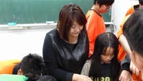 張晉婷五股夜光天使點燈　微笑婷婷守護孩童