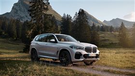 全新世代BMW X5獨家前後軸自動水平氣壓式懸吊科技結。（圖／BMW提供）