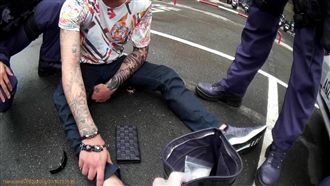 謊稱手握炸彈！全為掩飾車下那一包