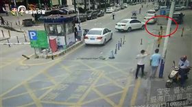 慘！女童過馬路時突然蹲下　直接被汽車碾死（圖／翻攝自深圳交警微博）