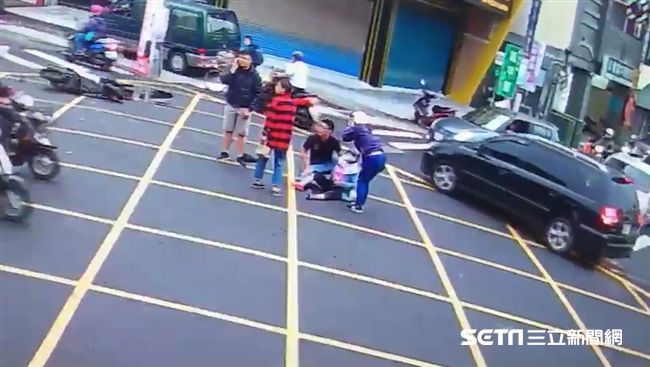 孫女載8旬嬤遭撞　機車碎飛兩人倒地