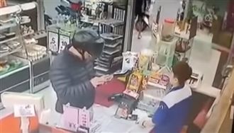 男買咖啡偷喝　罵「僅一半」逼哭店員