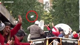 波士頓市民砸啤酒罐　冠軍獎盃壞了…
MLB,世界大賽,波士頓紅襪,封王遊行,啤酒
翻攝自推特