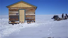 台灣捐極地研究站　供學者避險與研究台灣李氏姊妹捐俄羅斯兩座科學研究站，趁大雪紛飛雪未融化之際，僱工運到定位，提供世界各地研究學者可以避險與專心研究，獲得國際鶴類基金會肯定與感謝。（春雷環境學社）中央社記者黃旭昇新北市傳真　107年10月31日