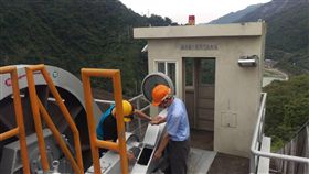 颱風玉兔恐帶雨來　南部水庫忙整備颱風玉兔可能為南部山區帶來降雨，南區水資源局審慎以對，31日針對轄內水庫堰壩展開防汛整備作業，確保相關設施正常運作。圖為工作人員檢視曾文水庫溢洪道機電設備。（南區水資源局提供）中央社記者楊思瑞台南傳真　107年10月31日