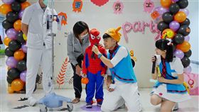 病房化身萬聖舞台  長庚病童變裝走秀（1）一年一度的萬聖節來到，林口長庚醫院31日特別在兒童病房區進行主題布置，邀請住院病童們變裝參與走秀，讓孩子們享受童年樂趣並展現自信。（林口長庚醫院提供）中央社記者吳睿騏桃園傳真　107年10月31日