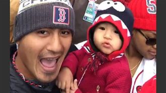 球迷超熱情！林子偉抱女兒封王遊行