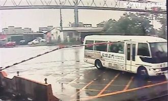 玩命！搶快衝平交道？小巴卡軌險遭撞