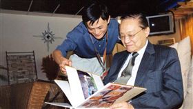 馬雲悼金庸：若無先生  不知是否還會有阿里武俠文學泰斗金庸去世後，中國阿里巴巴董事局主席馬雲10月31日在非洲透過微博發文悼念。他寫道：「若無先生，不知是否還會有阿里」。馬雲與金庸有著近20年交情，他深受金庸影響。（取自馬雲微博）中央社  107年11月1日