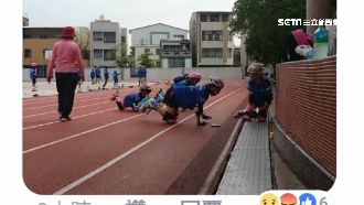 小孩穿直排輪跪跑道！家長目睹好心疼