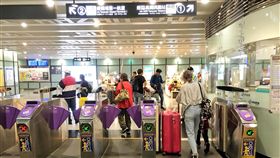 機捷多元優惠推升運量為協助運量成長，桃園機場捷運今年推出兩波票價優惠方案，根據桃園大眾捷運公司最新統計，機捷日平均運量成長14%，定期票的使用量也成長近30%。中央社記者吳睿騏桃園攝  107年11月1日